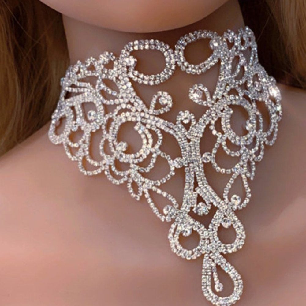 Exaggerated Flower Shape Rhinestone Necklace - image 2